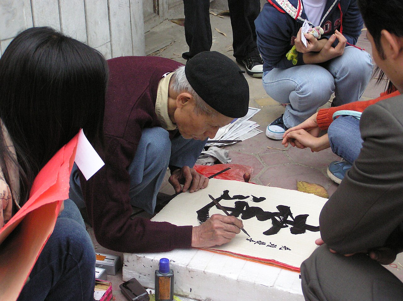文庙里写字的老先生
