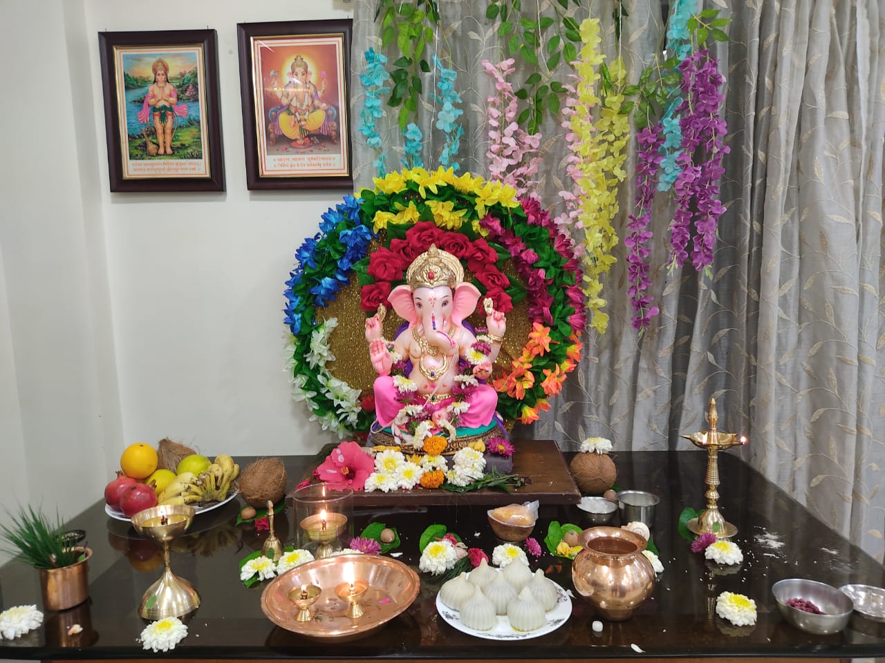2021 年象头神节(Ganesh Chaturthi),一户人家里供起的象头神。印度教没有统一的教会,节日、家里的神龛和庙,把十几亿人黏在一起。