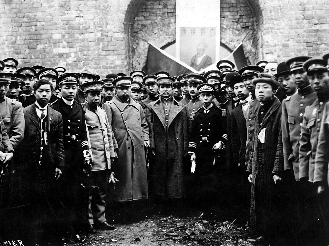 1912 年 2 月 15 日,孙中山率南京临时政府官员谒明孝陵