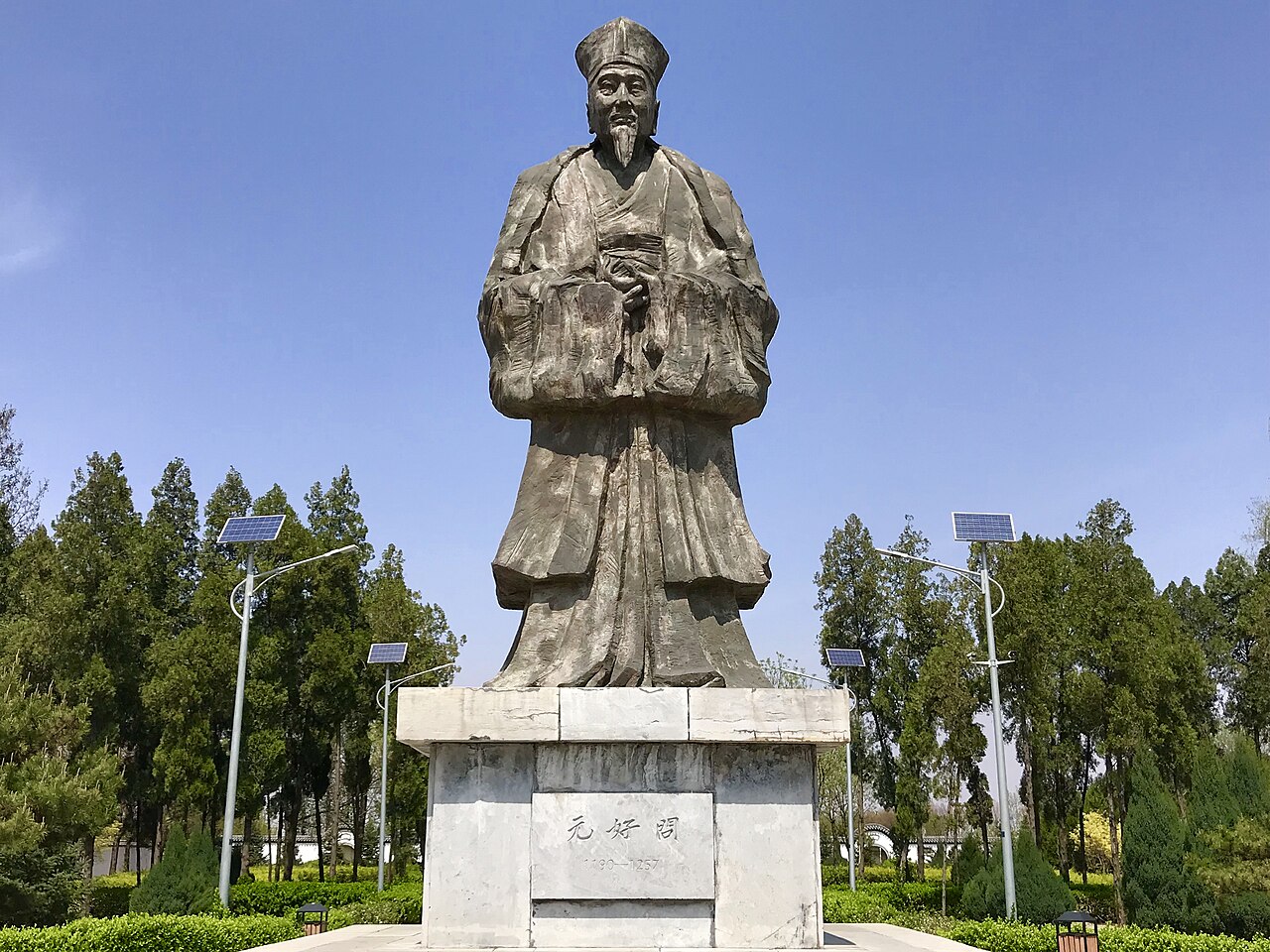산시성 신저우 원호문 묘 앞의 원호문 상